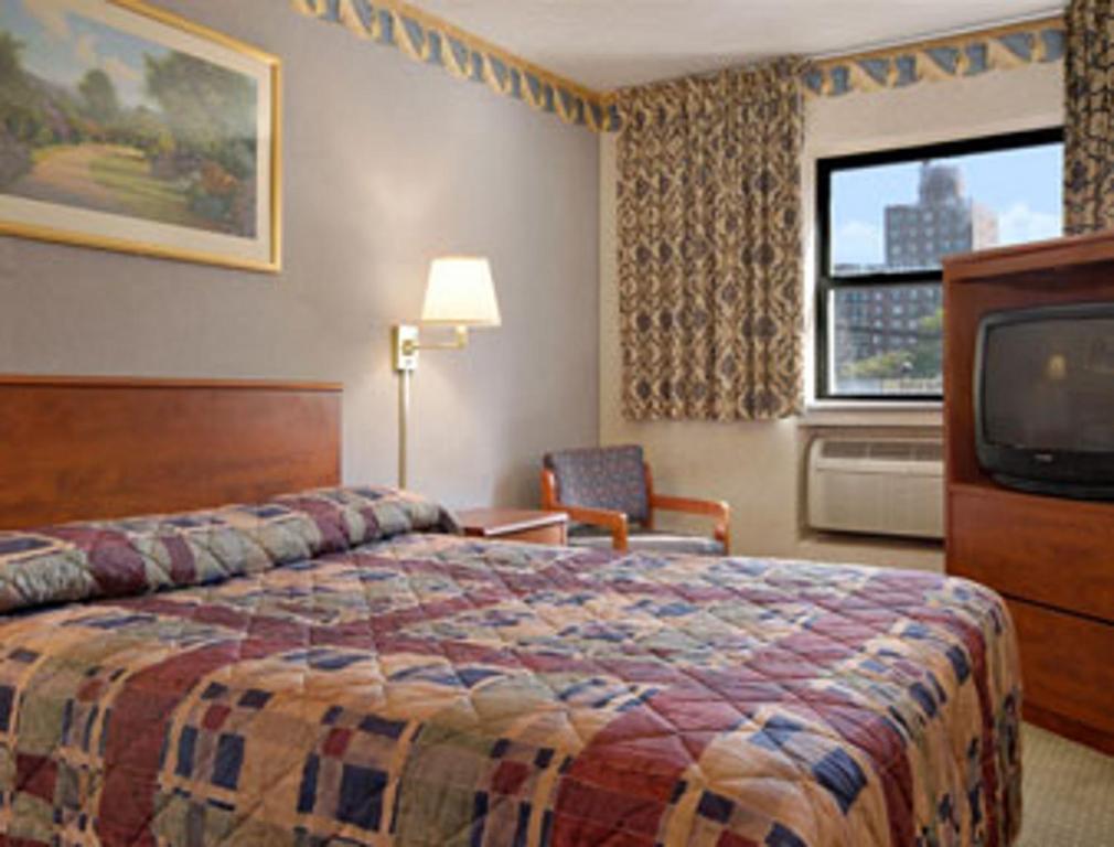 Superior Queen Room with Three Queen Beds - Non-Smoking